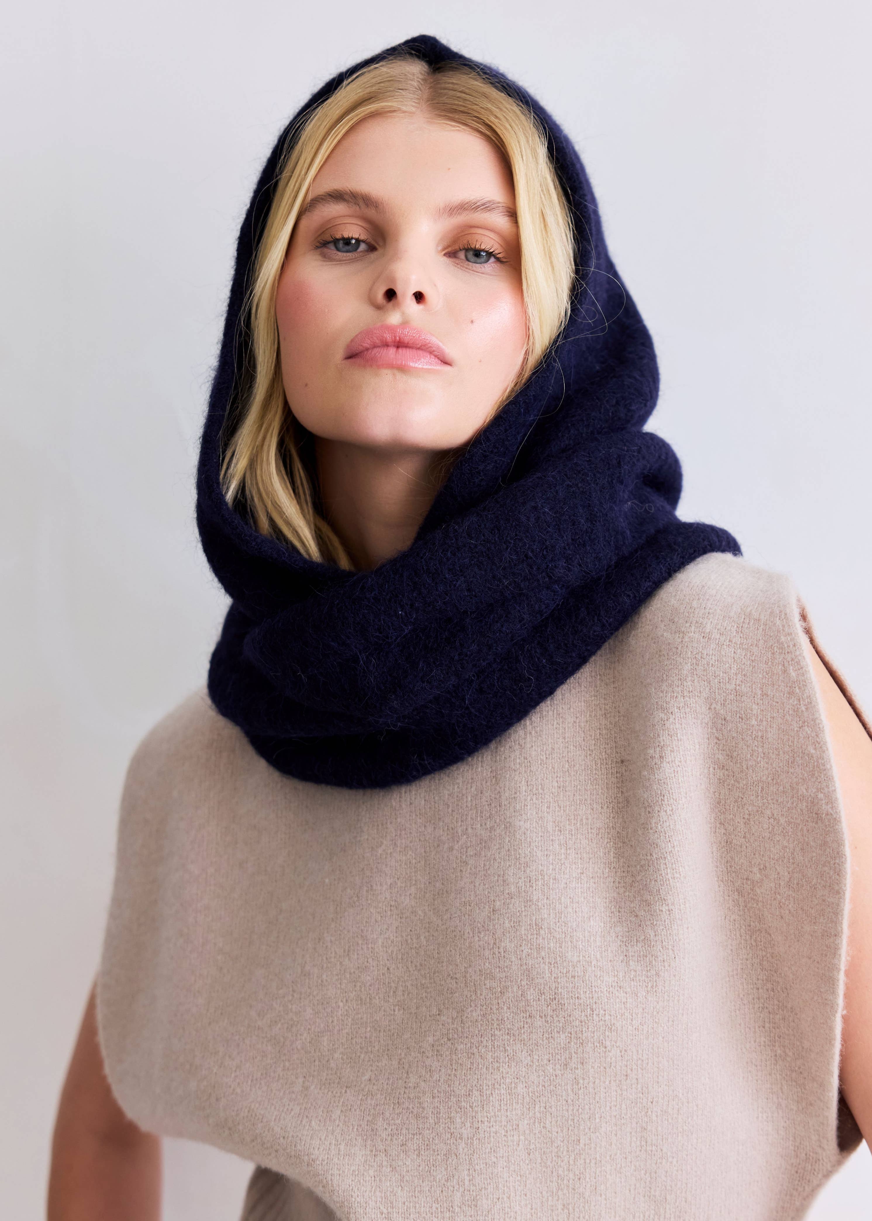 ARCTIC FOX & CO. - L'écharpe à capuche Alpaca - Bleu marine profond - AW25 ARCTIC FOX & CO.