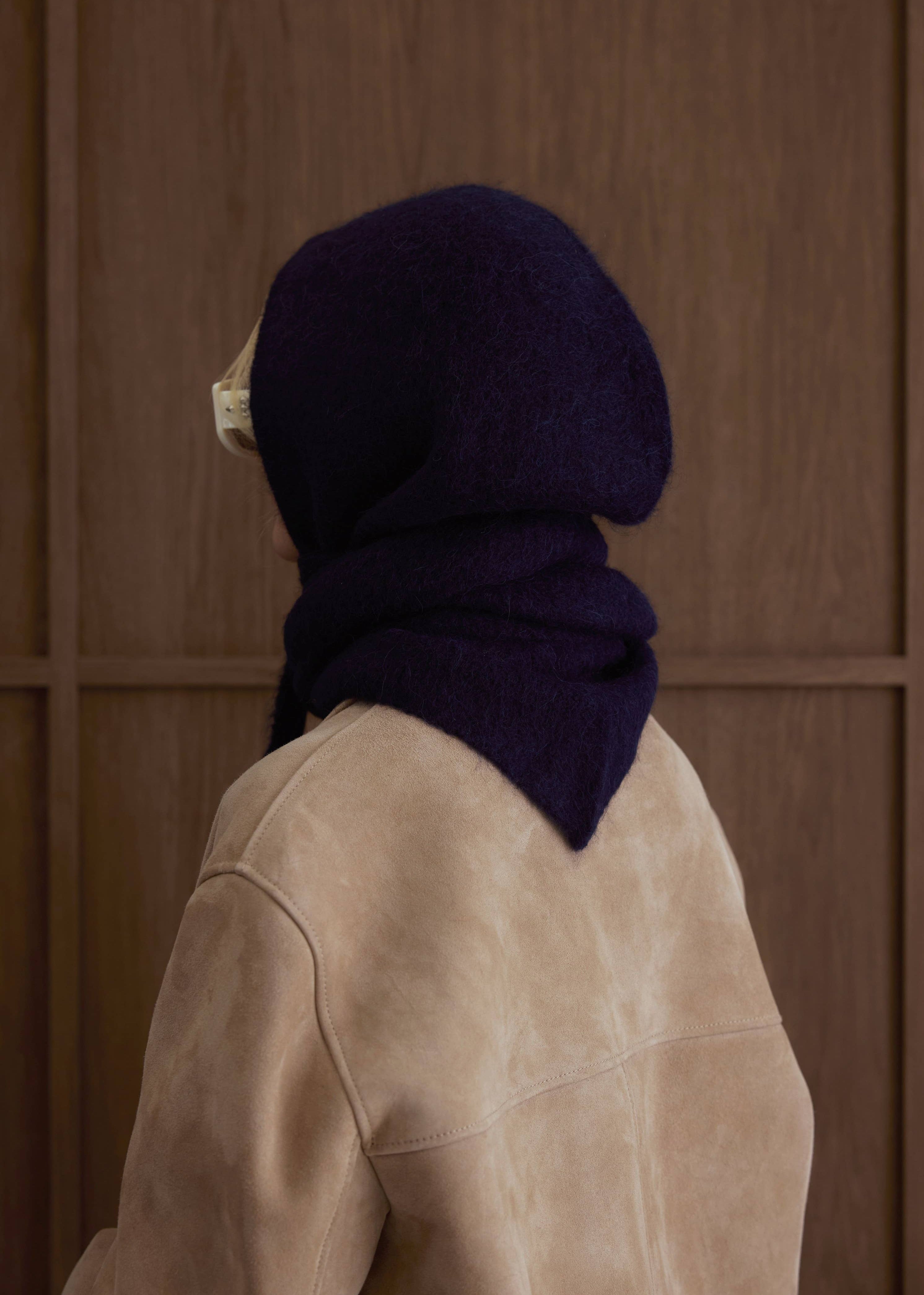 ARCTIC FOX & CO. - L'écharpe à capuche Alpaca - Bleu marine profond - AW25 ARCTIC FOX & CO.